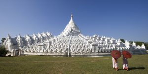 Myatheindan-stupa-in-Mingun